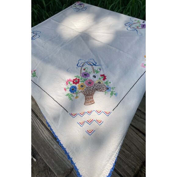 Vintage Arts and Crafts Cotton Embroidered Babket Flowers Tablecloth - Picture 8 of 13